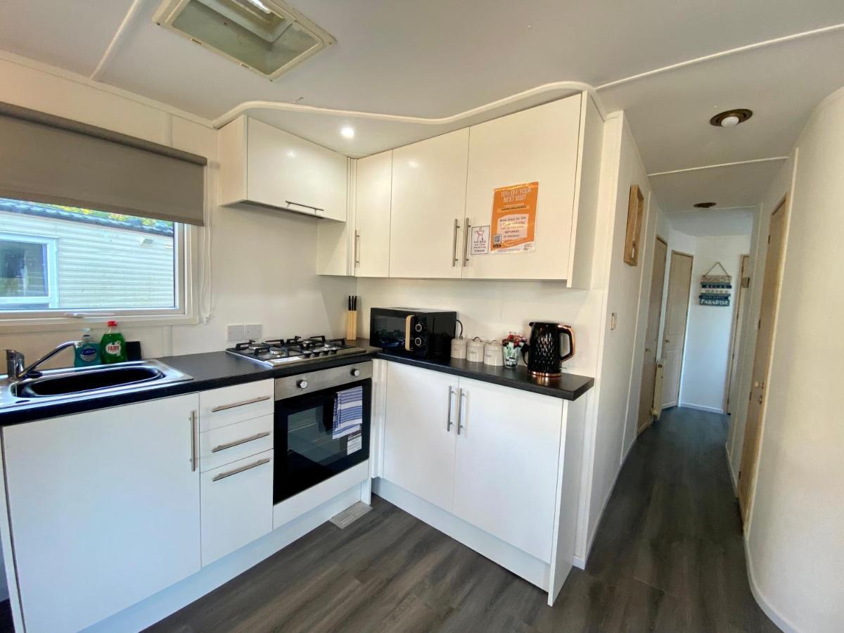 Elletson Park Wood Fired Hot Tubs, Caravans & Pods Pilling מראה חיצוני תמונה
