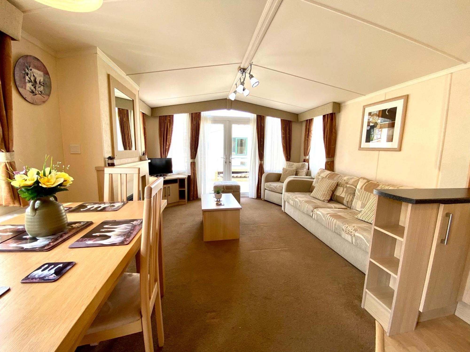 Elletson Park Wood Fired Hot Tubs, Caravans & Pods Pilling מראה חיצוני תמונה